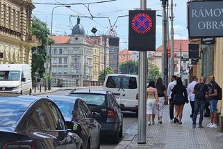 Dopravní značka za 380 tisíc korun testovaná v Praze většinu léta ani nefungovala - Novinky